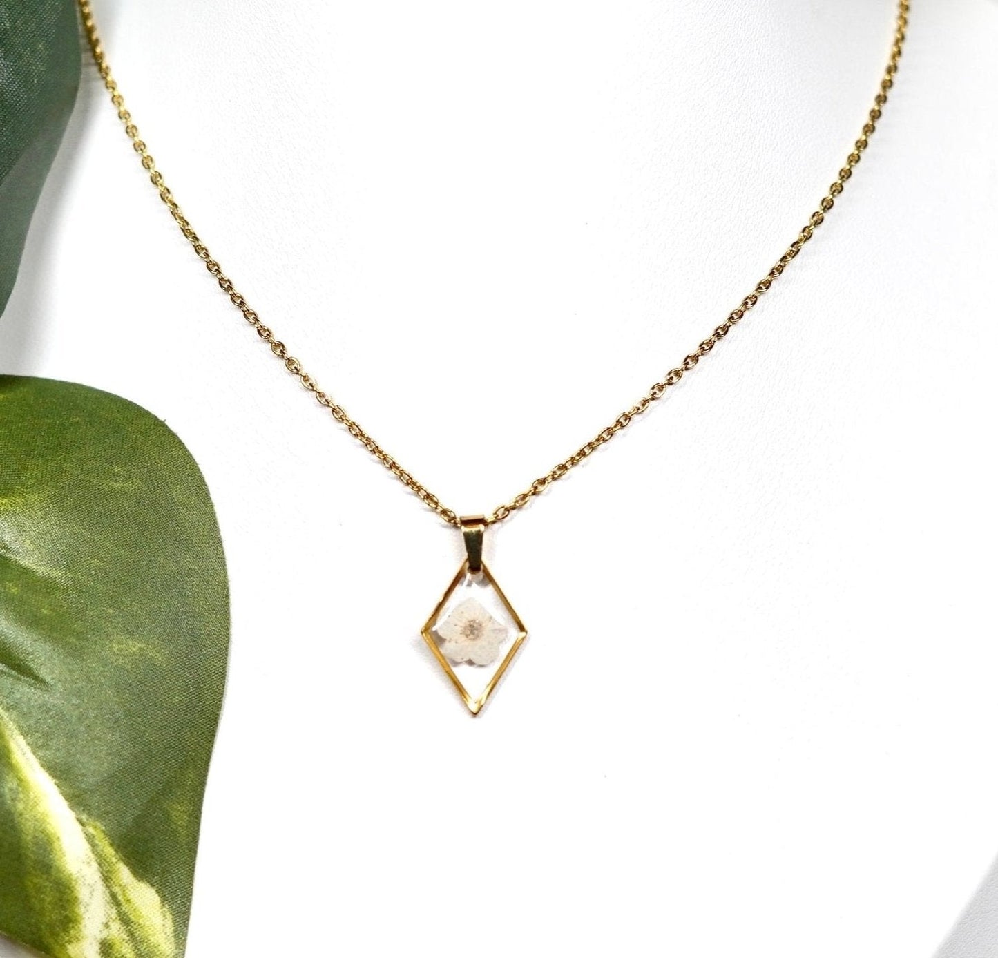 White Dainty Single Flower Circle Necklace - 3 Designs