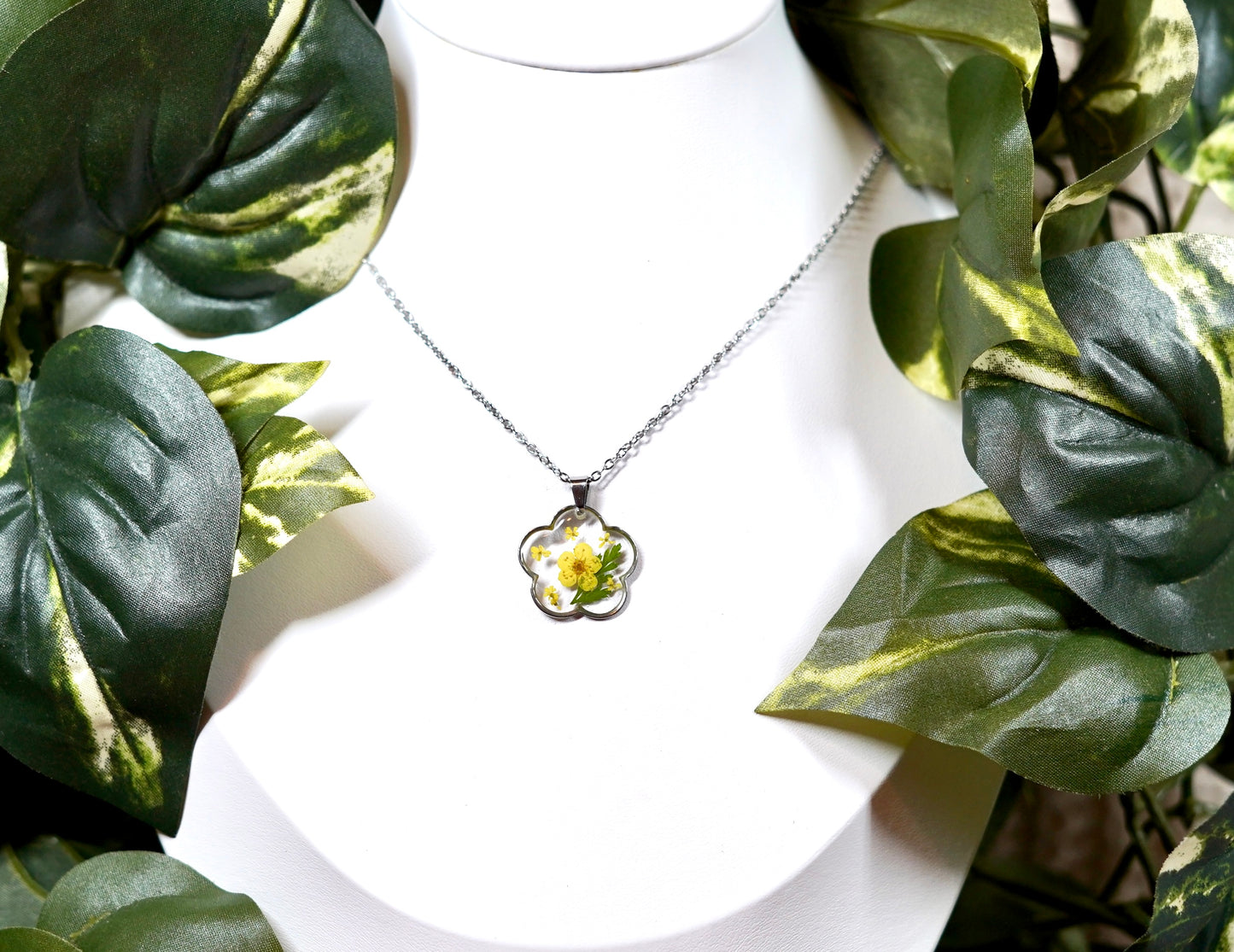 Yellow Botanical Queen Lace Bloom Flower Necklace