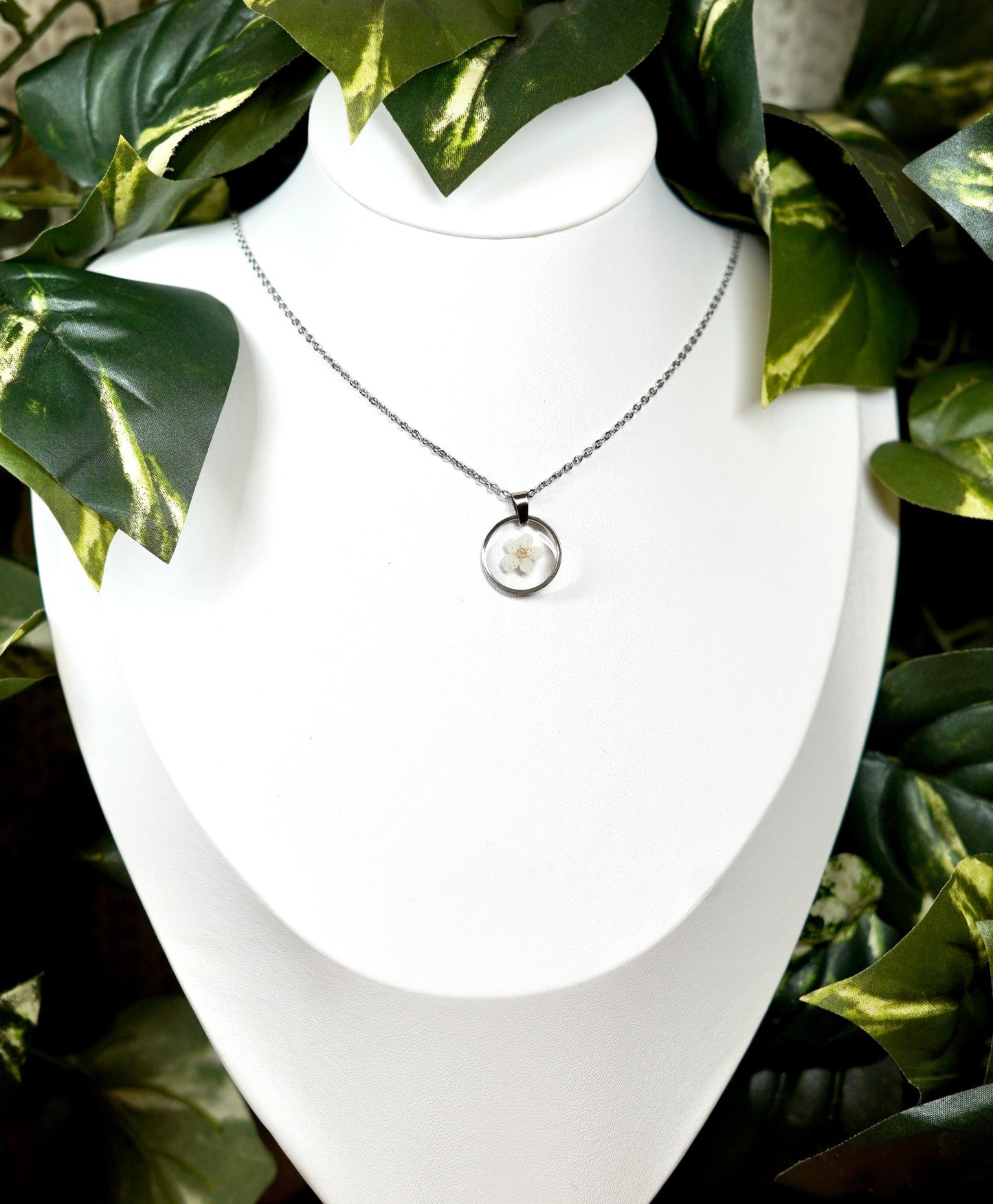 White Dainty Single Flower Circle Necklace - 3 Designs