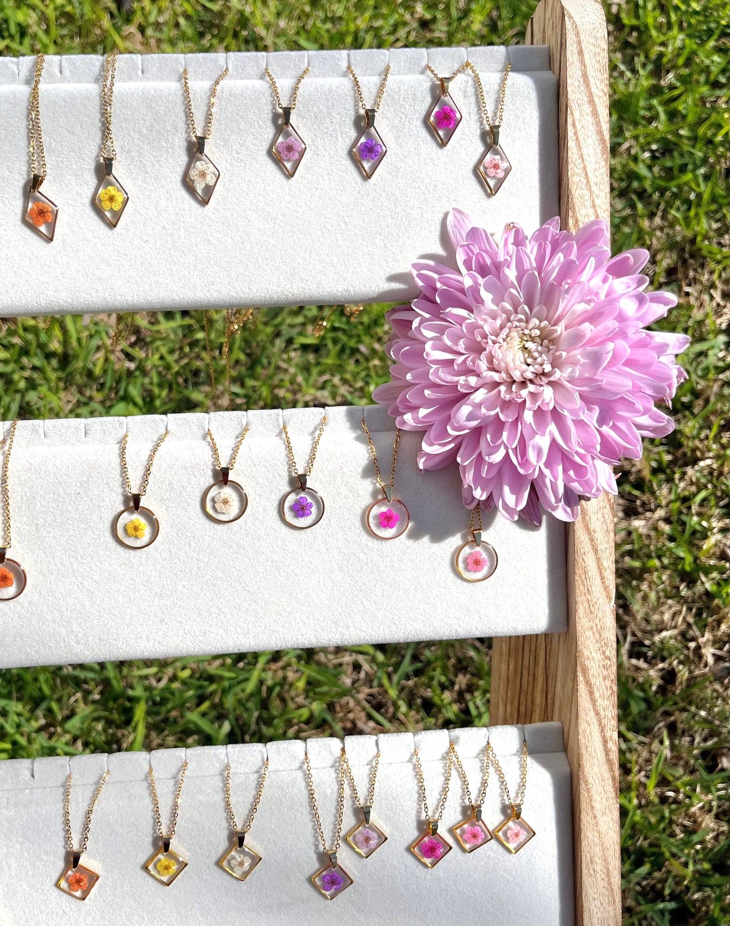 White Dainty Single Flower Circle Necklace - 3 Designs