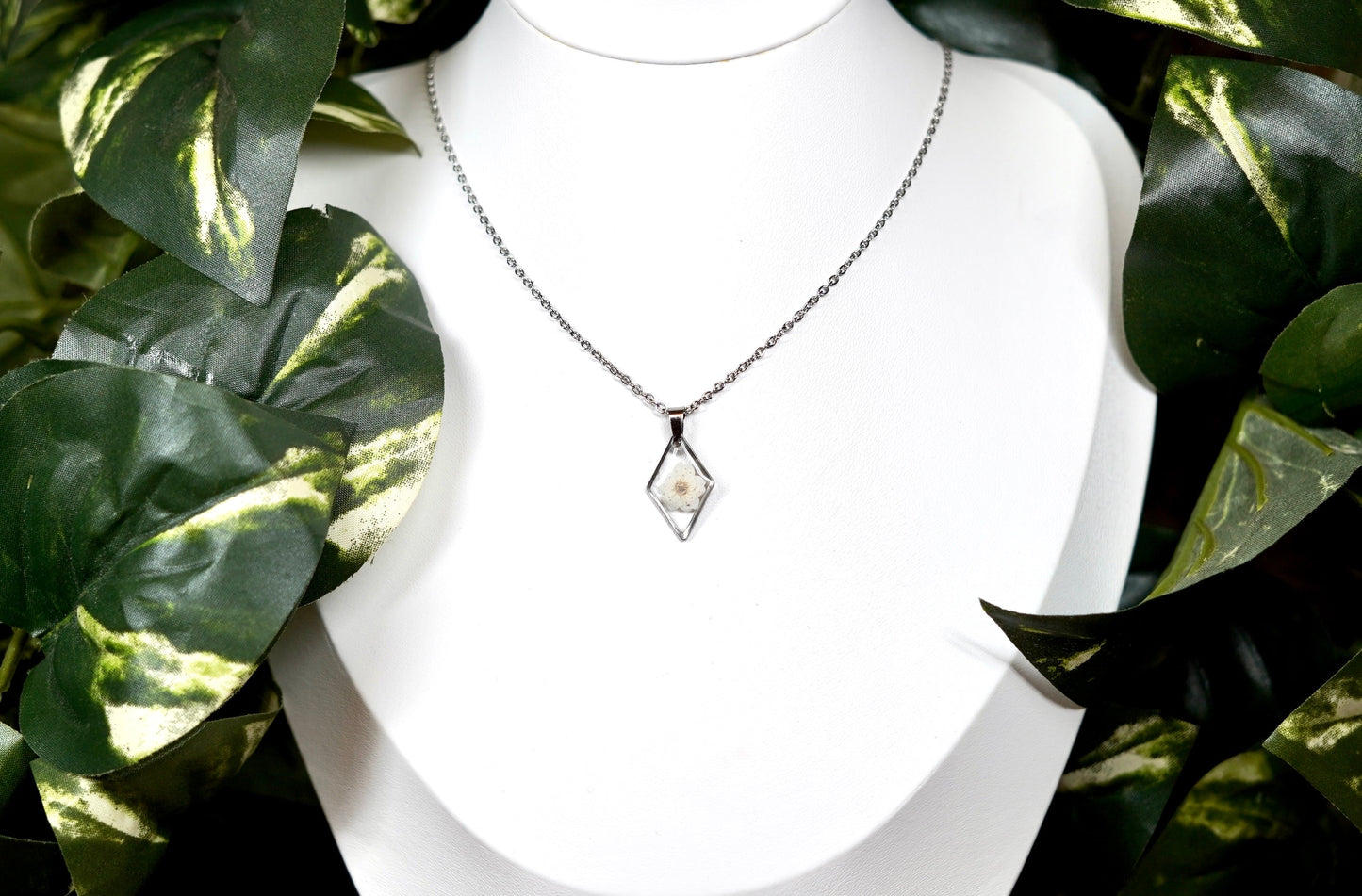 White Dainty Single Flower Circle Necklace - 3 Designs