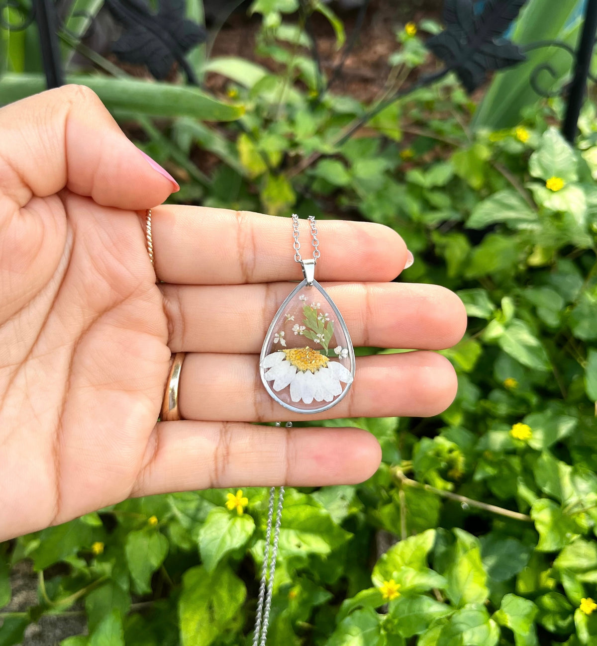 Real White Daisy Flower Teardrop Necklace