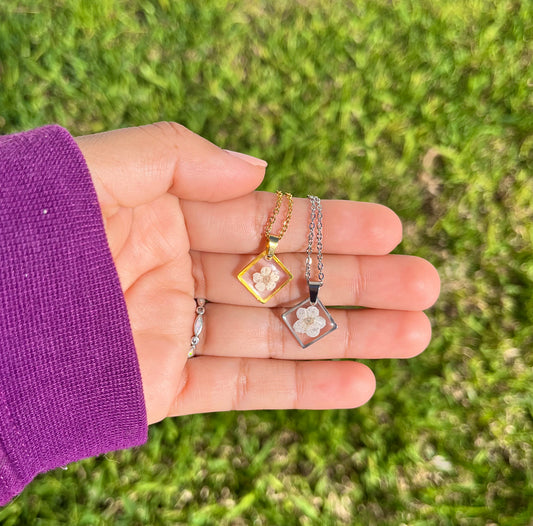 Dainty Single White Flower Square Necklace